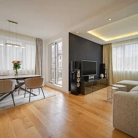 2 Bedroom With Parking Апартамент *